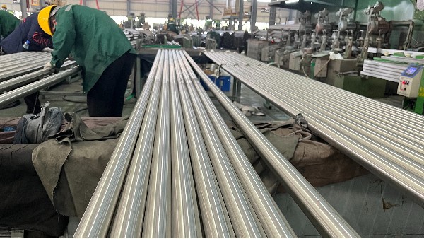 光伏推桿與污水處理設(shè)備不銹鋼用管的“環(huán)境耐力賽”